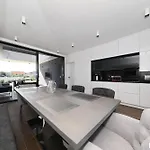 Beautiful In With Outdoor Swimming Pool And Wifi Villa *
