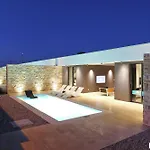 Beautiful In With Outdoor Swimming Pool And Wifi Villa *