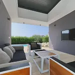 Beautiful In With Outdoor Swimming Pool And Wifi