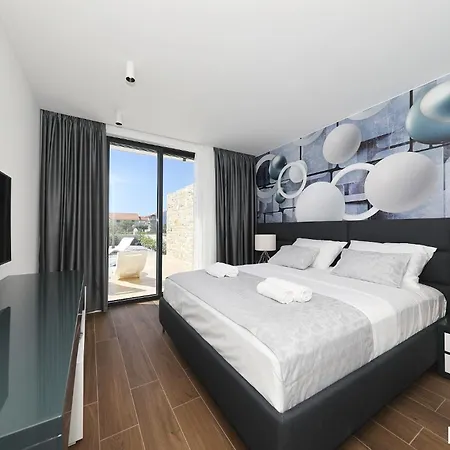 Beautiful In With Outdoor Swimming Pool And Wifi Villa