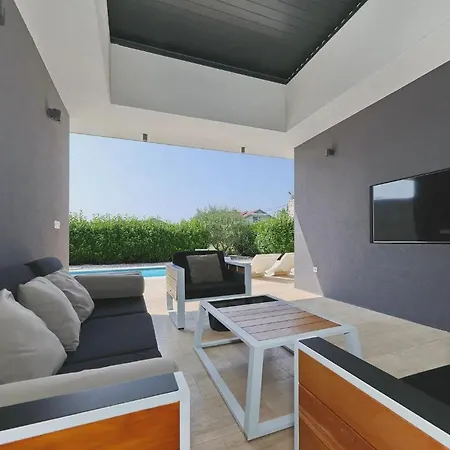 Beautiful In With Outdoor Swimming Pool And Wifi