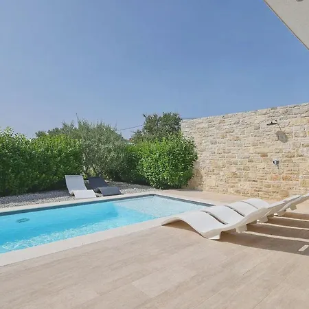 Beautiful In With Outdoor Swimming Pool And Wifi *