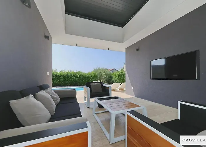 Beautiful In With Outdoor Swimming Pool And Wifi