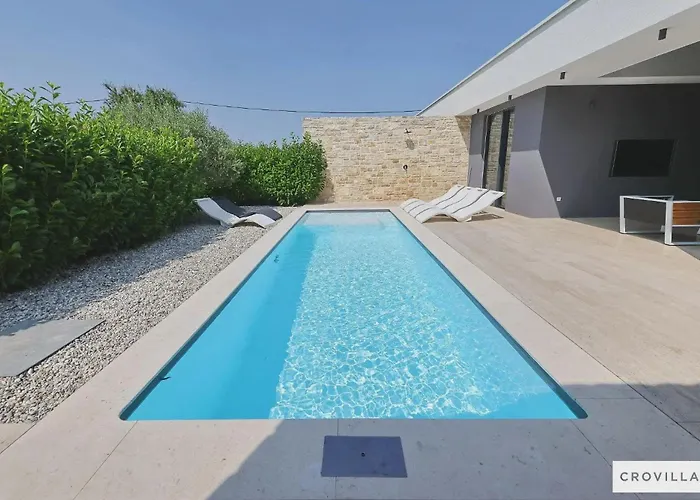 Beautiful In With Outdoor Swimming Pool And Wifi *