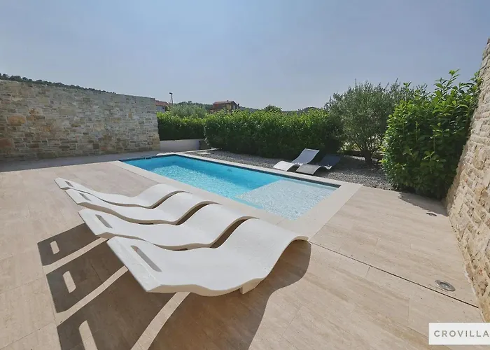 Beautiful In With Outdoor Swimming Pool And Wifi
