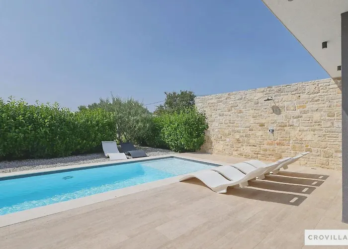 Beautiful In With Outdoor Swimming Pool And Wifi *