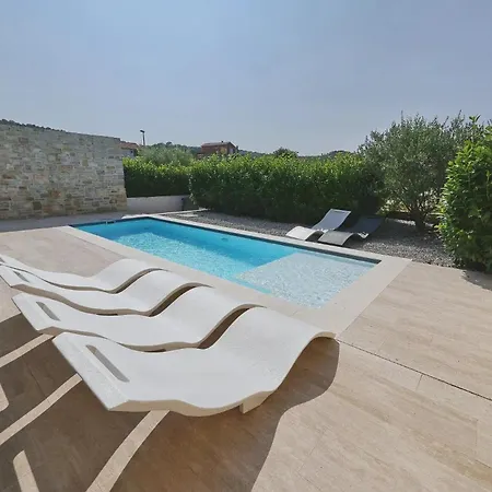 Beautiful In With Outdoor Swimming Pool And Wifi