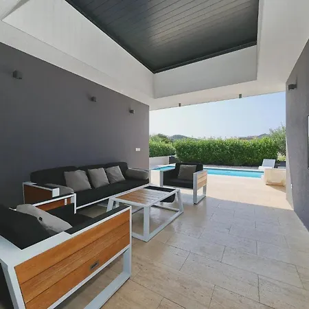 Vila Beautiful In With Outdoor Swimming Pool And Wifi *